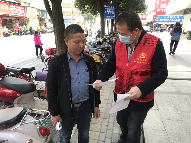 志愿者向市民發放宣傳資料（拍攝：李曉明）.jpg