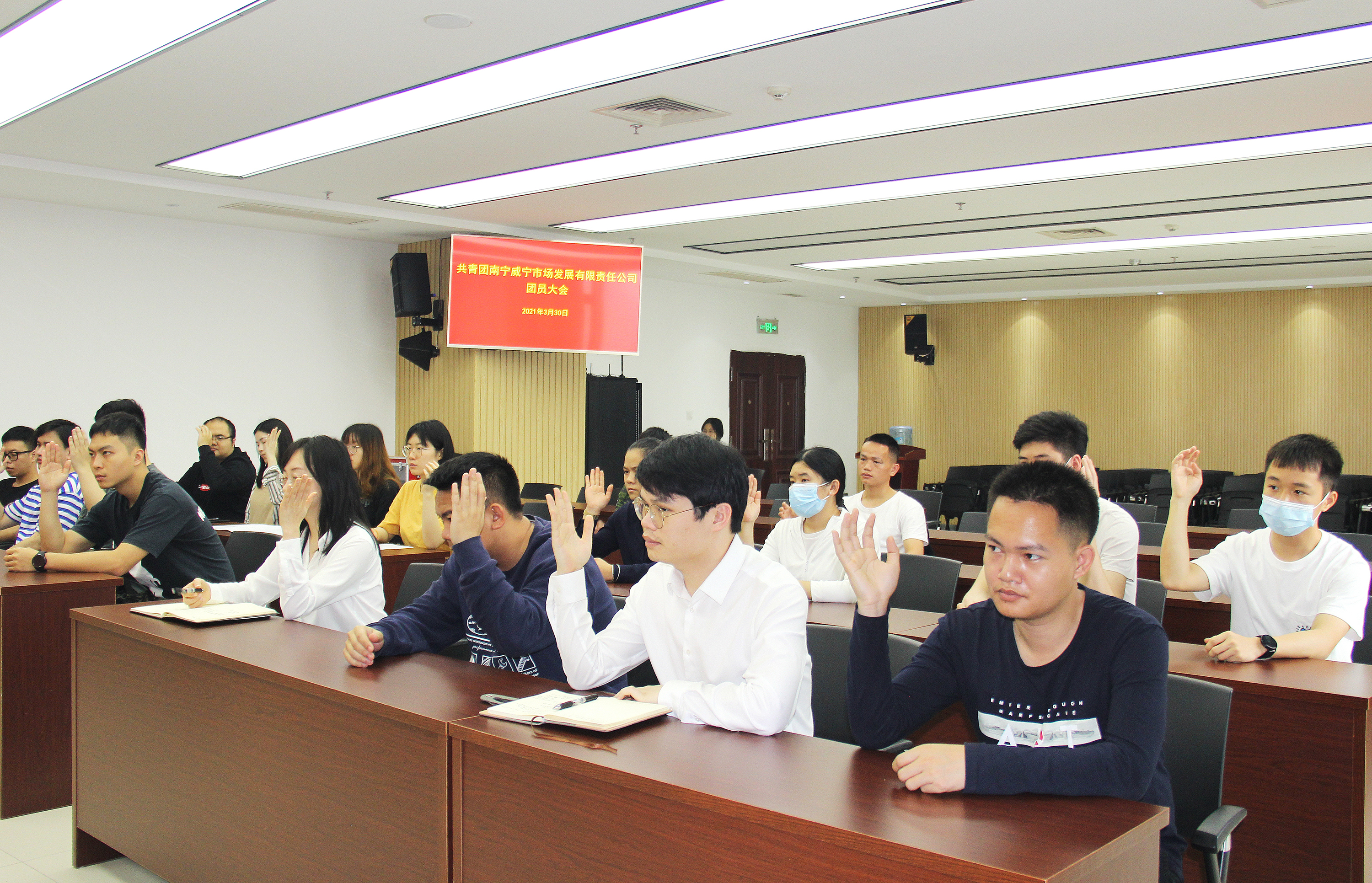 舉手表決現場（拍攝：柒紅）.JPG